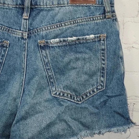 Hollister High Rise Distressed Short Size 27 - Picture 7 of 11